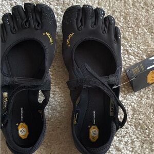 Vibram FiveFingers Black Toe Shoes - Lightweight Grip